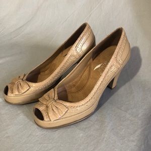 EUC Aerosoles patent leather peep toe